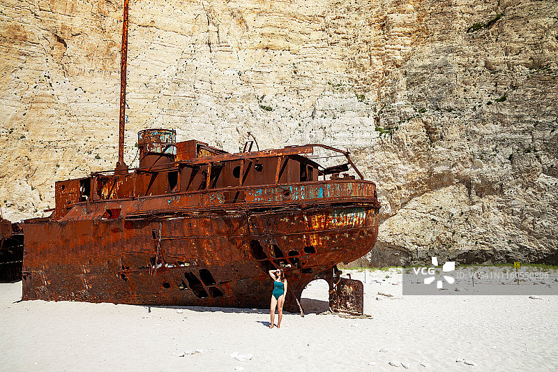 夏季假期，女子独自在希腊沉船湾游玩图片素材