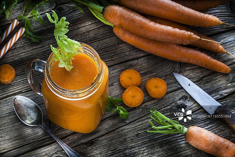 乡村木桌上的胡萝卜汁健康饮品图片素材