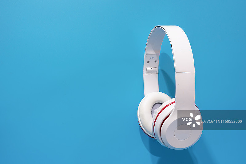 蓝色背景上的耳机图片素材