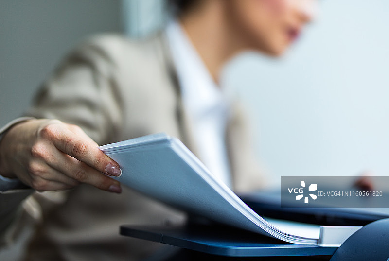 使用复印机的匿名女秘书特写图片素材