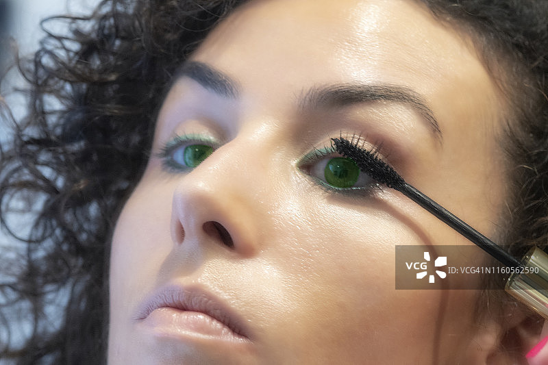 化妆课程：刷脸颊、面部、眼睛、嘴唇图片素材