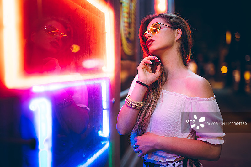 女人和霓虹灯图片素材