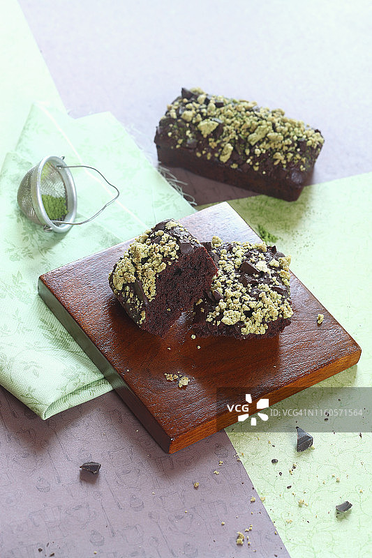 纯素巧克力布朗尼配抹茶酥图片素材