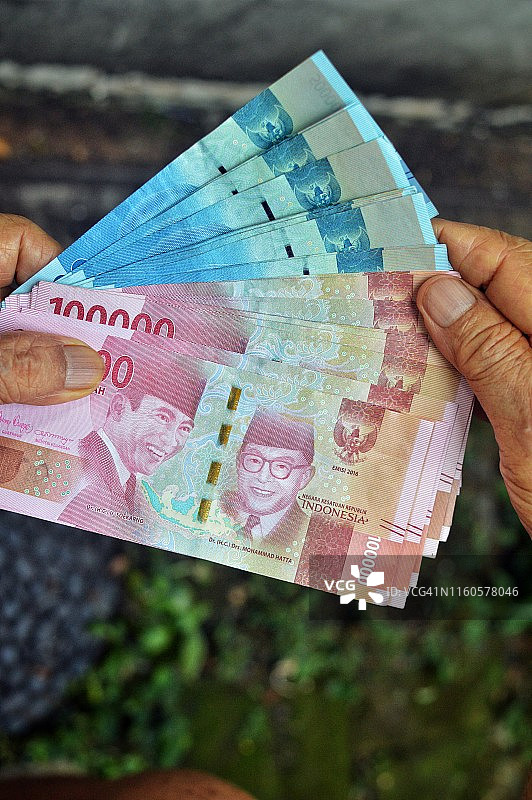 货币：用印尼盾支付图片素材