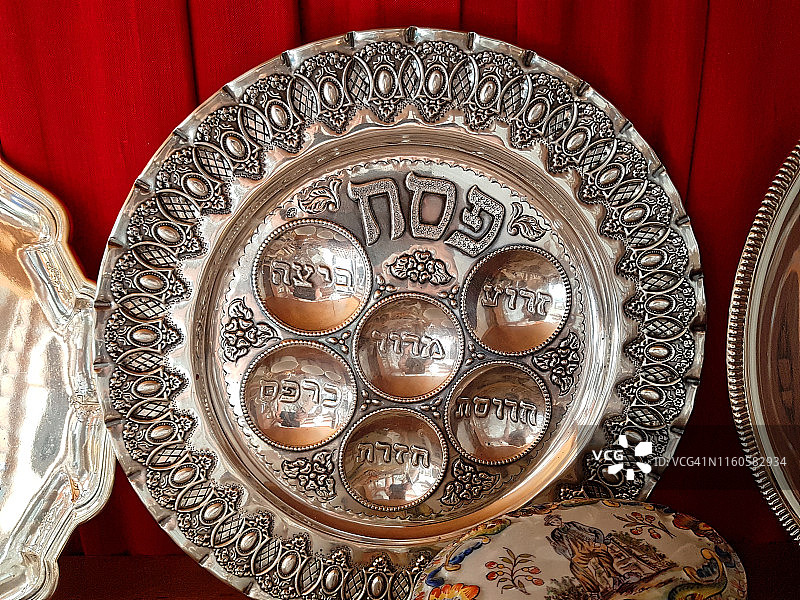 逾越节晚上，装饰华丽的逾越节晚餐盘特写，上面刻有象征性食物的名称图片素材