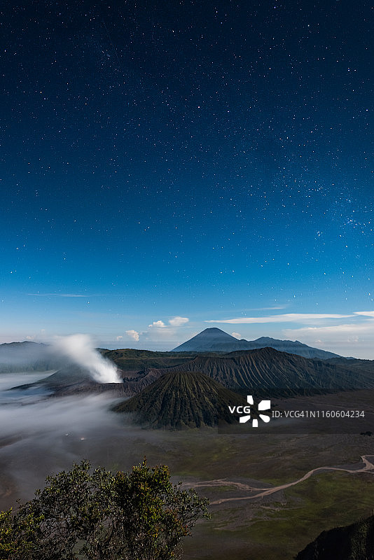 印尼布罗莫火山的梦幻银河和山脉图片素材