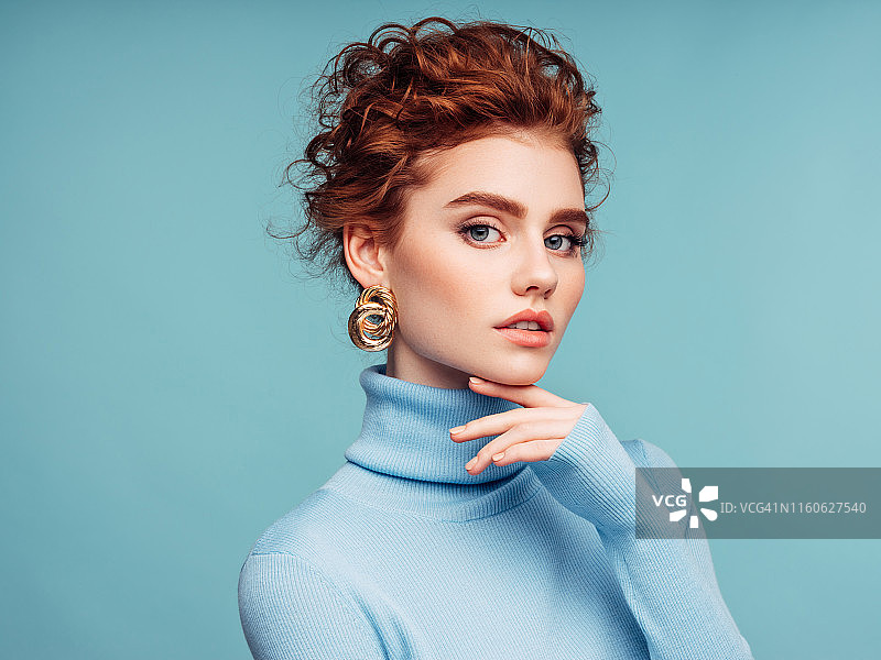 拥有奢华秀发的美丽女人图片素材