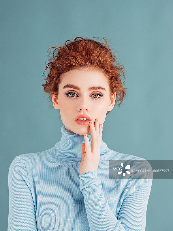 拥有奢华秀发的美丽女人图片素材