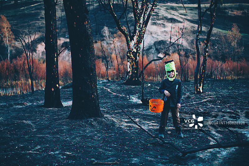 准备过万圣节的科学怪人男孩图片素材
