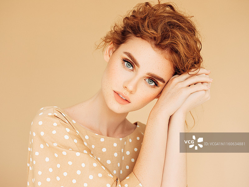 年轻漂亮的女孩，工作室拍摄图片素材