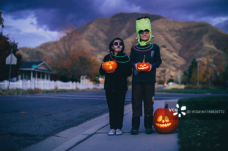 万圣节时手提南瓜灯的儿童图片素材