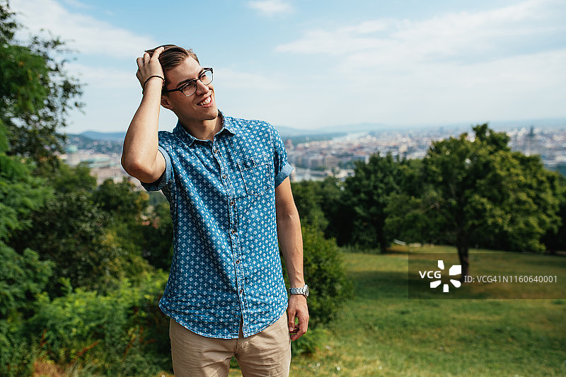 在布达佩斯的游客，攀登盖勒特山，欣赏布达佩斯的美景图片素材