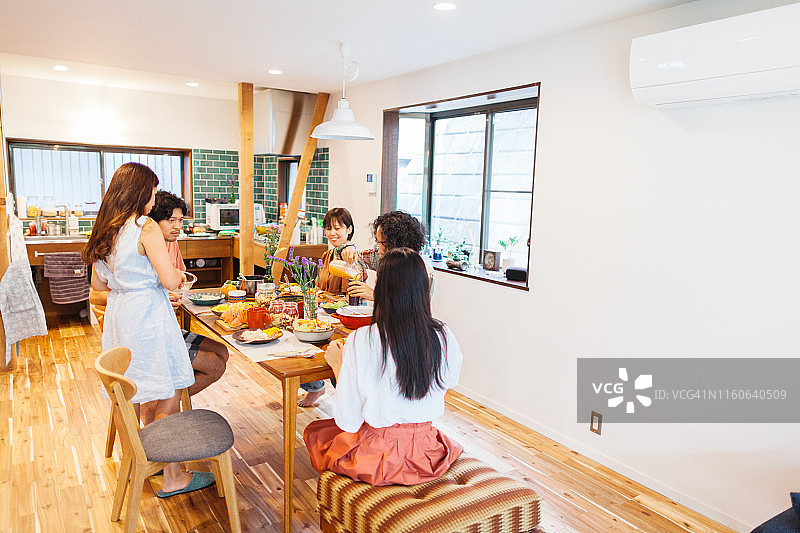 朋友们为家庭派对准备素食图片素材