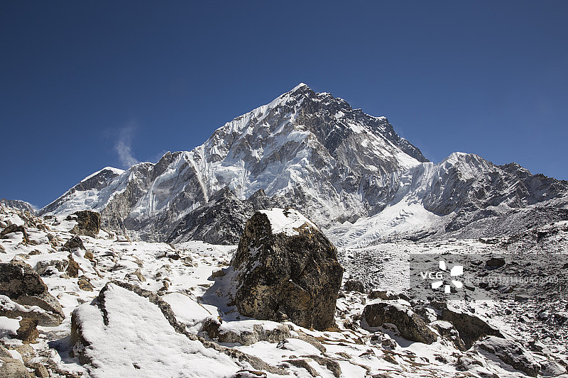 珠穆朗玛峰大本营徒步，尼泊尔珠穆朗玛峰喜马拉雅山脉的雪峰图片素材