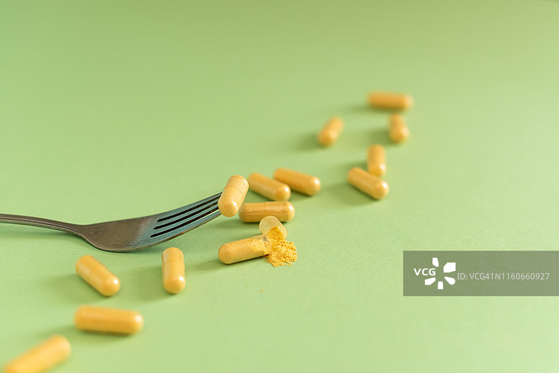 单色背景上的大量药品药丸，药物概念，医院用药图片素材