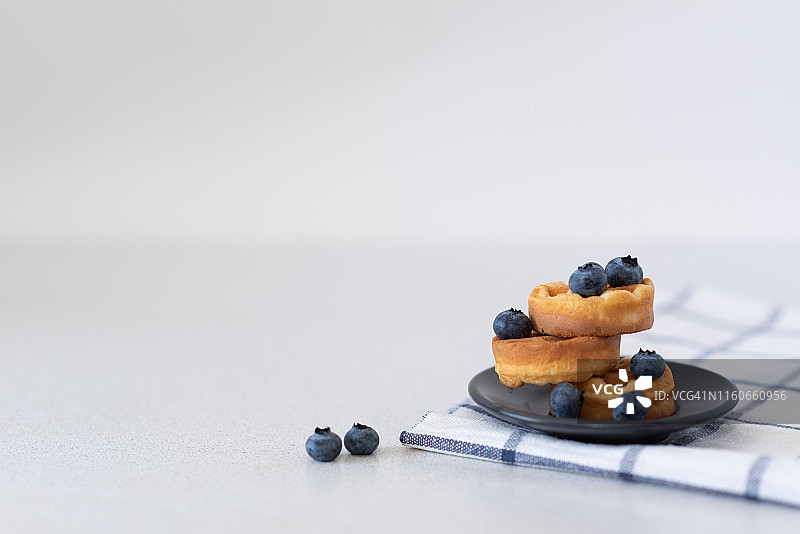 盘中自制甜华夫饼，浅色背景图片素材