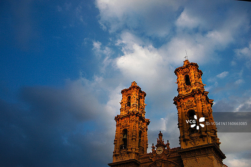 墨西哥塔斯科的圣普里斯卡大教堂尖顶图片素材