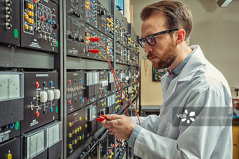 在实验室使用测试设备的电气工程师图片素材