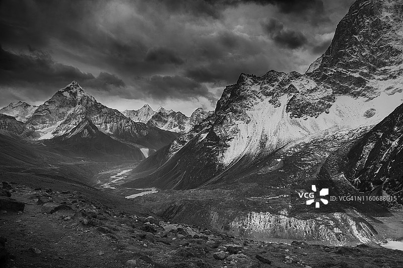 从宗拉向东眺望喜马拉雅山峰冰河，经由廓觉前往珠穆朗玛峰大本营，尼泊尔，单色图片素材