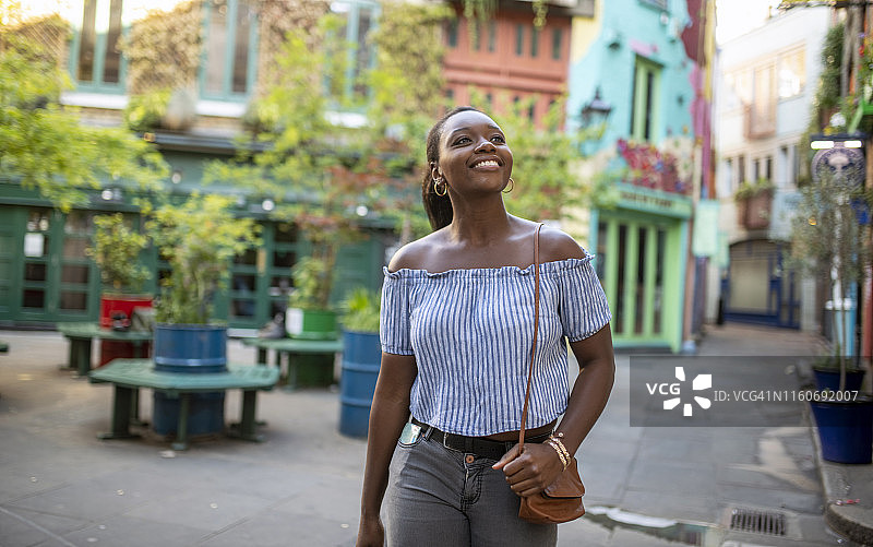 探索伦敦鲜为人知地区的成年女性图片素材