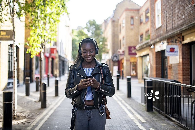 在伦敦街头听音乐的中年非洲裔妇女图片素材