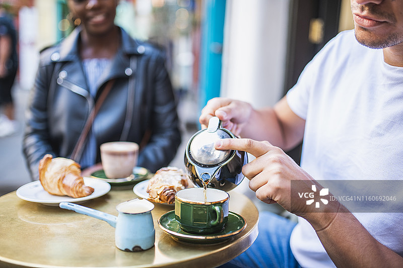 中年夫妇享用早点，喝咖啡和茶图片素材
