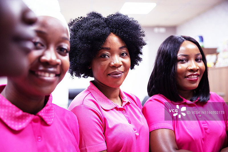 女性销售团队合影图片素材