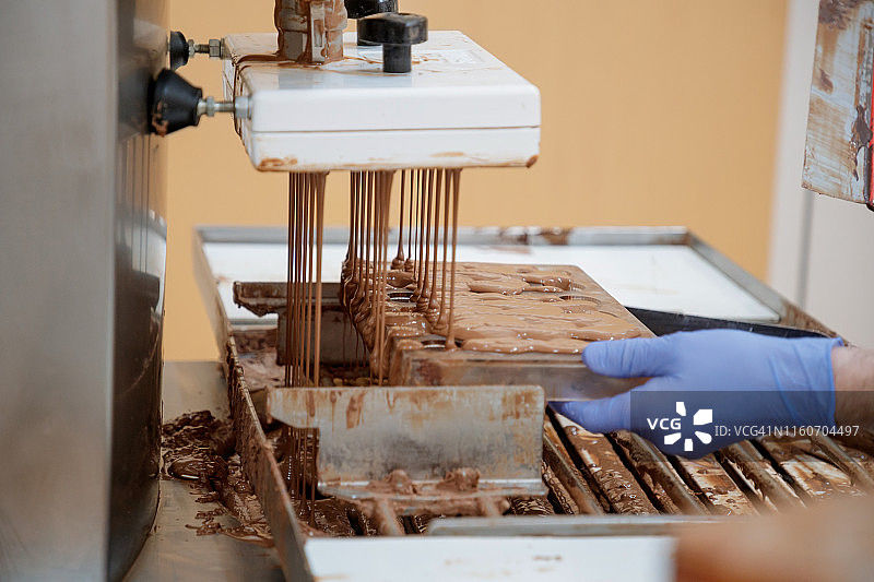 用融化的巧克力填充模具图片素材