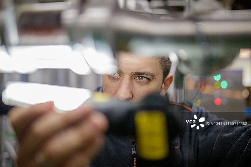 男子在精酿啤酒厂工作图片素材