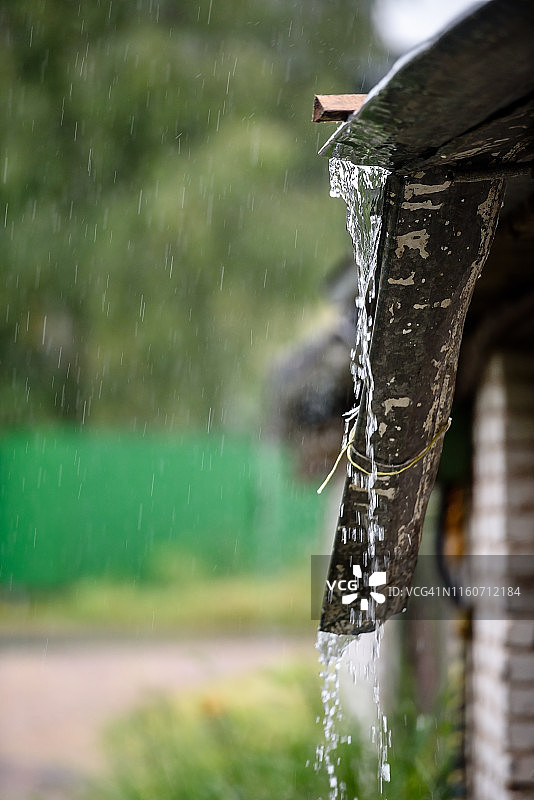 暴雨从屋顶滴落图片素材