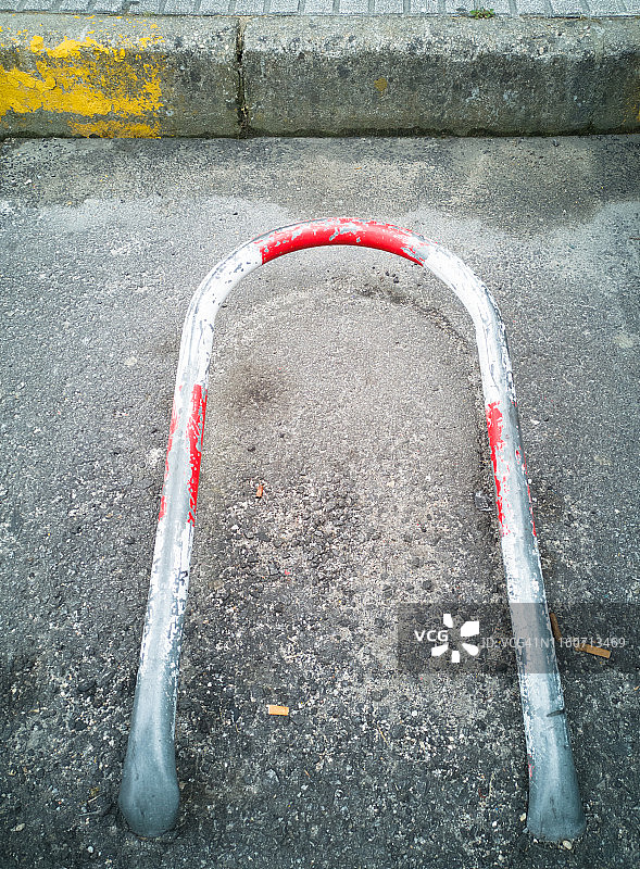 折叠到地面的自行车停车站（弯曲的护柱）图片素材