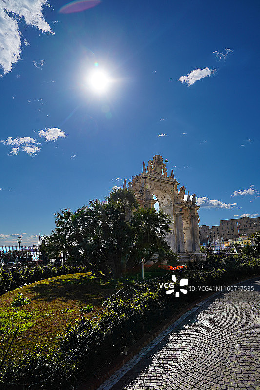 意大利那不勒斯圣卢西亚古喷泉图片素材