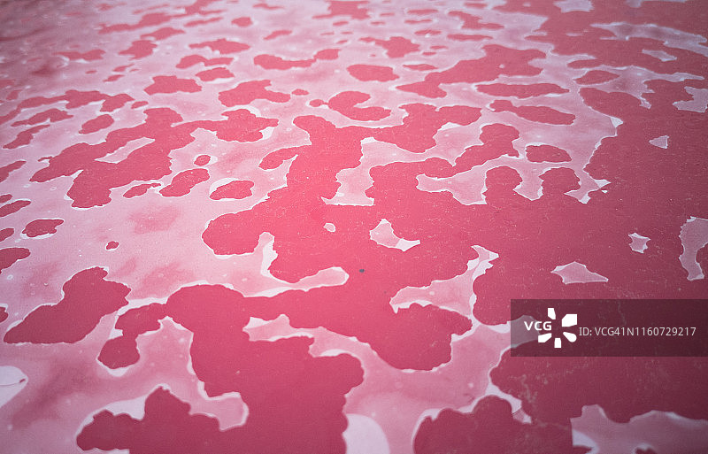 汽车引擎盖上被太阳损坏的油漆图片素材