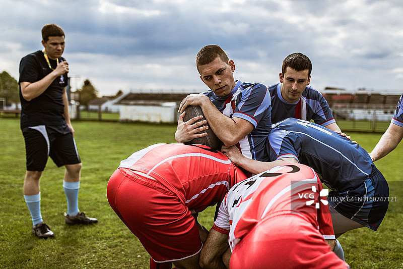 橄榄球比赛中阻挡对手图片素材