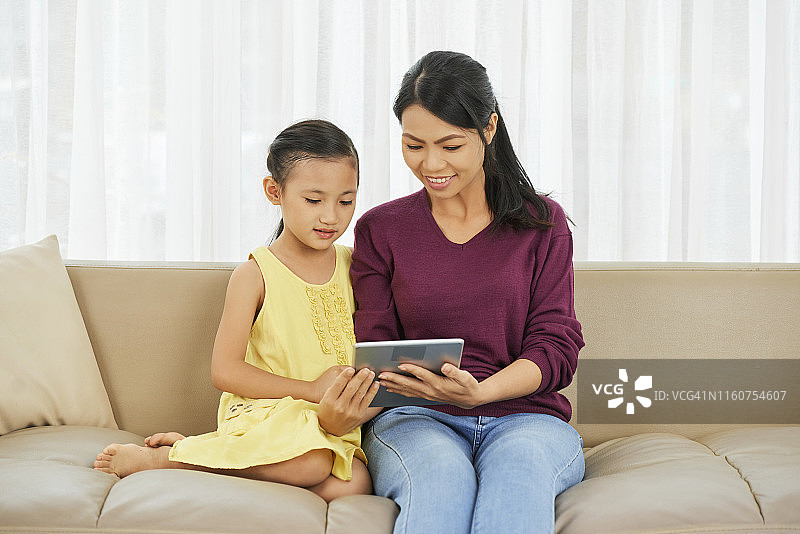 母女使用平板电脑图片素材
