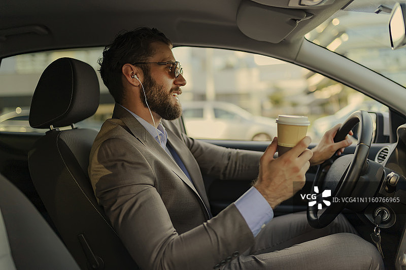 开车时喝咖啡的商人图片素材