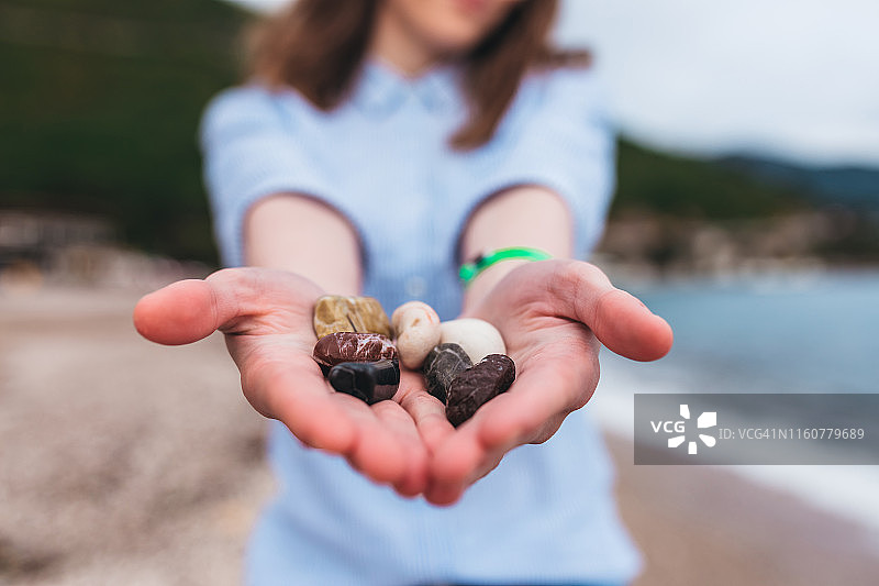 手中的鹅卵石图片素材