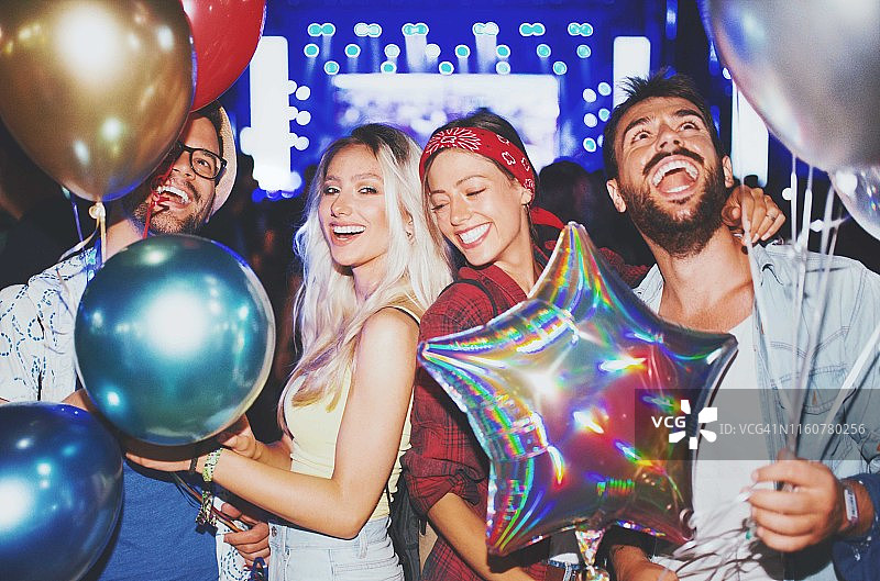 朋友们在音乐节上尽情享受图片素材