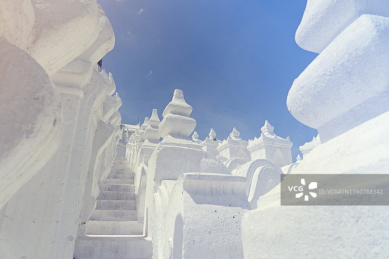 伊洛瓦底江曼德勒缅甸附近的漂亮敏贡佛塔图片素材