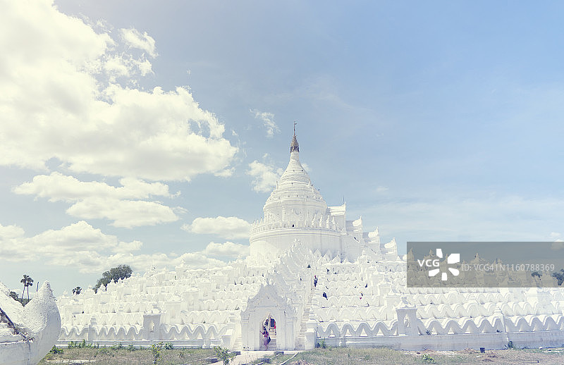 伊洛瓦底江曼德勒缅甸附近的漂亮敏贡佛塔图片素材