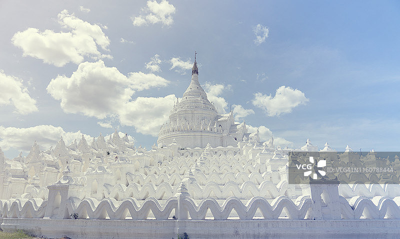 伊洛瓦底江曼德勒缅甸附近的漂亮敏贡佛塔图片素材