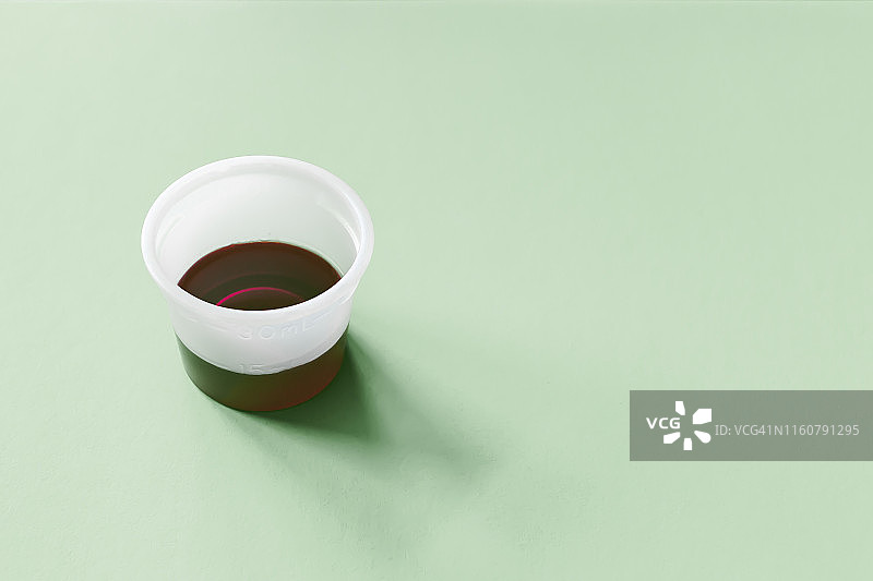 止咳糖浆杯图片素材