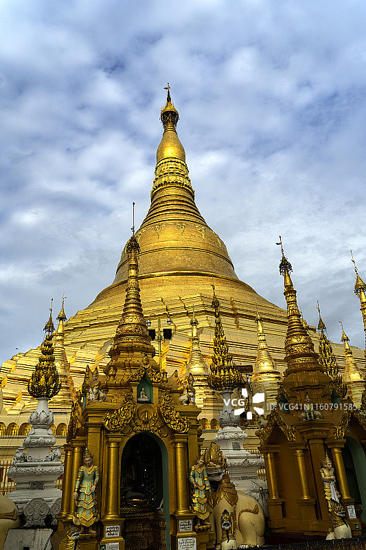 缅甸仰光金色瑞光大金塔与壮丽的云彩，2019年图片素材