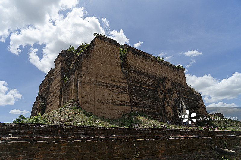 伊洛瓦底江敏贡佛塔遗址图片素材