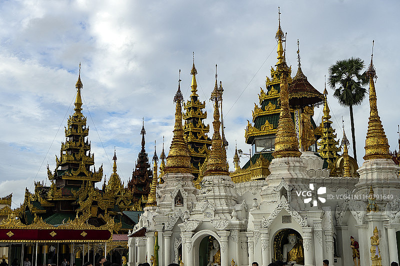 缅甸仰光金色瑞光大金塔与壮丽的云彩，2019年图片素材