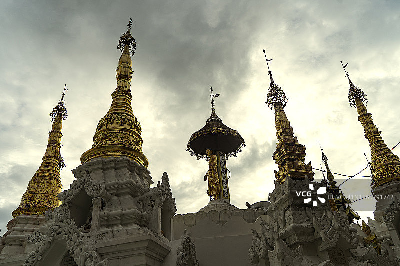 缅甸仰光金色瑞光大金塔与壮丽的云彩，2019年图片素材