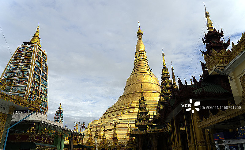 缅甸仰光金色瑞光大金塔与壮丽的云彩，2019年图片素材