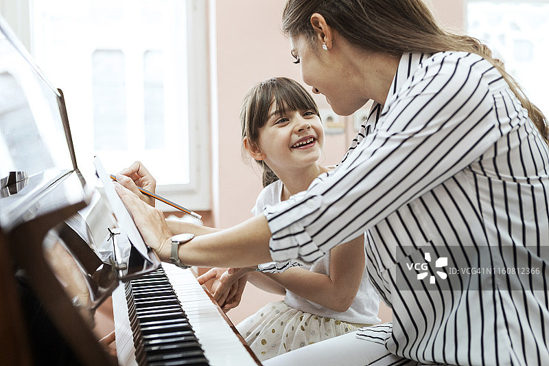 弹钢琴图片素材