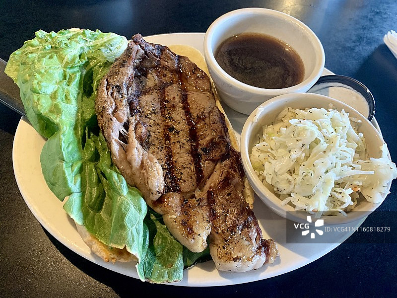 肋眼牛排三明治配凉拌卷心菜和烤肉汁图片素材