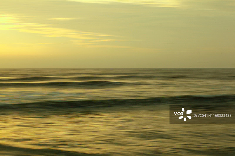 海岸影像：海浪涌入海岸图片素材